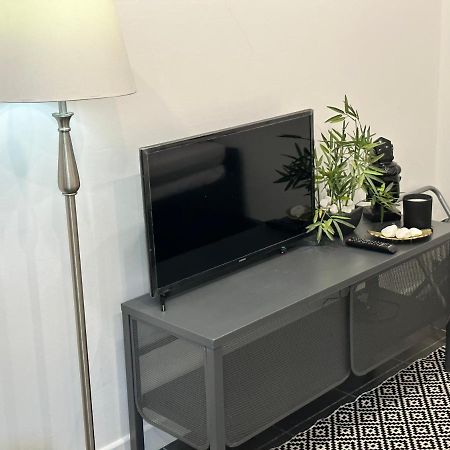 Modern Flat In Central Egham By Windsor Castle, Staines-Upon-Thames And Heathrow Airport Екстериор снимка