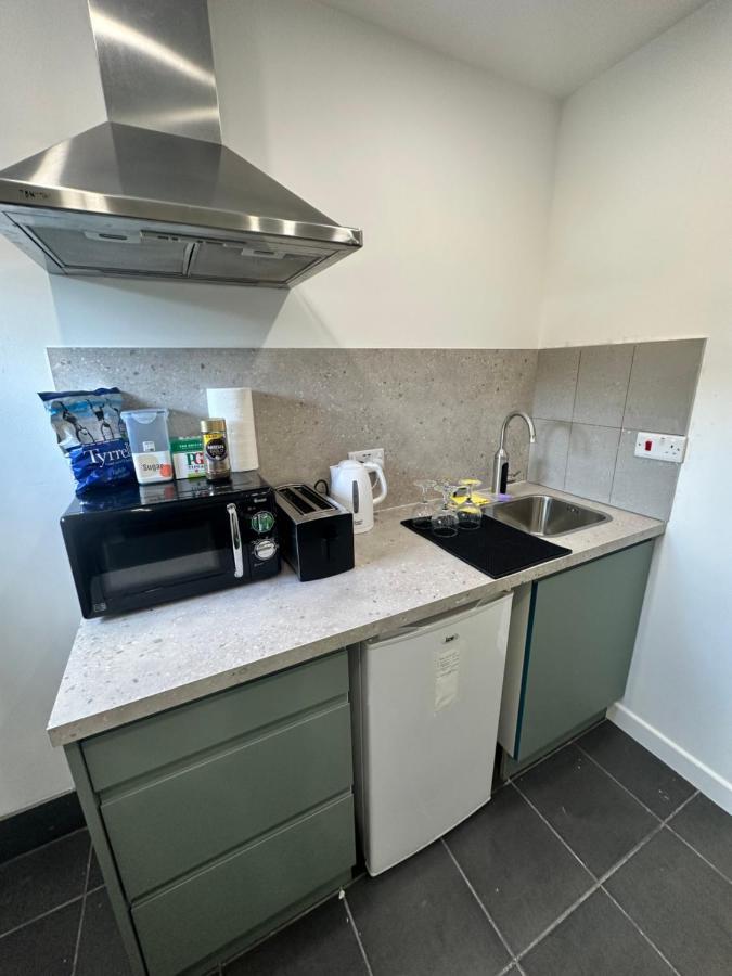 Modern Flat In Central Egham By Windsor Castle, Staines-Upon-Thames And Heathrow Airport Екстериор снимка