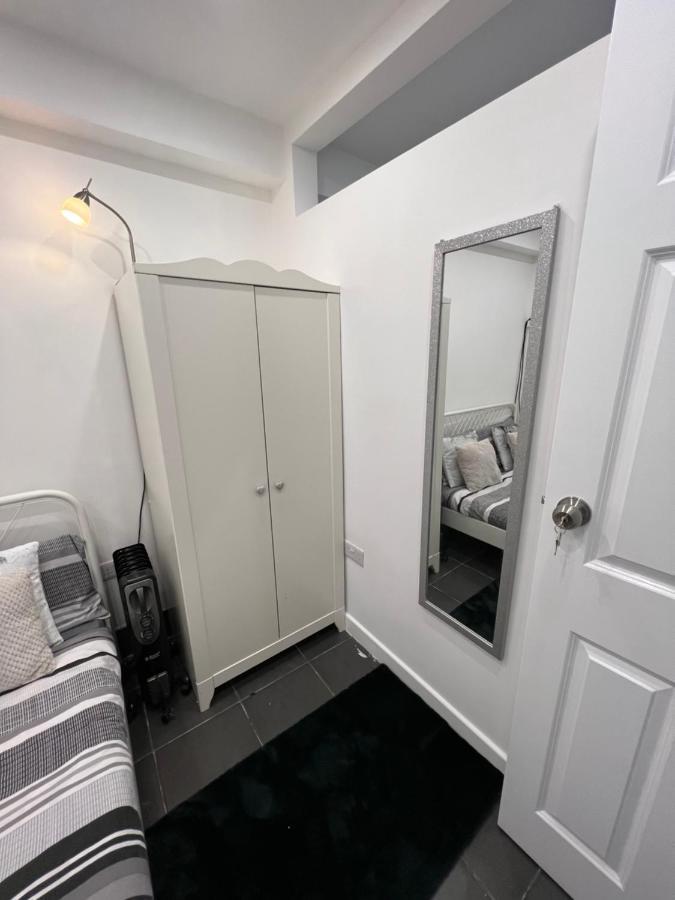 Modern Flat In Central Egham By Windsor Castle, Staines-Upon-Thames And Heathrow Airport Екстериор снимка