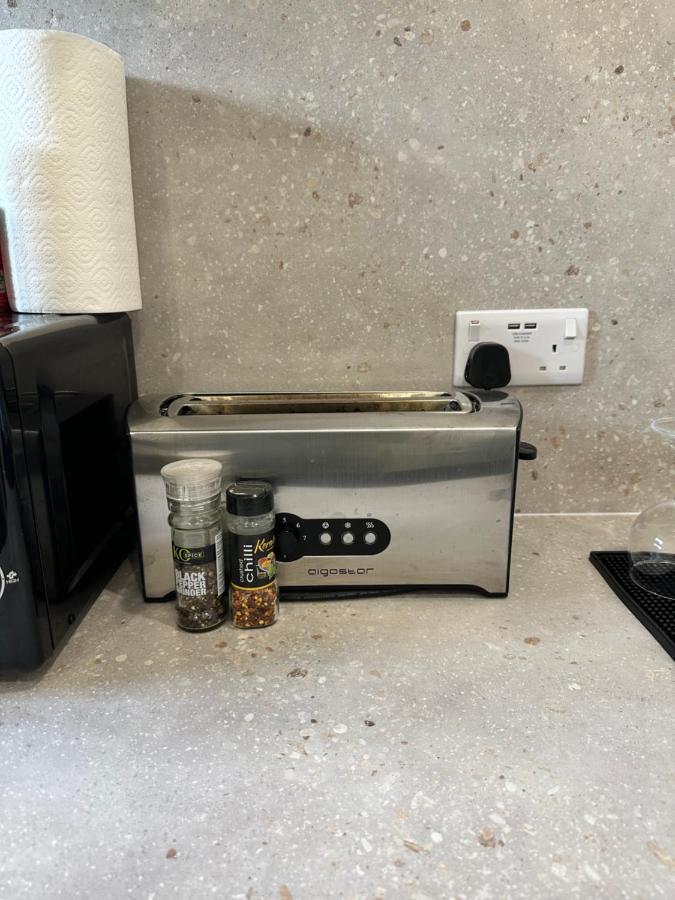 Modern Flat In Central Egham By Windsor Castle, Staines-Upon-Thames And Heathrow Airport Екстериор снимка