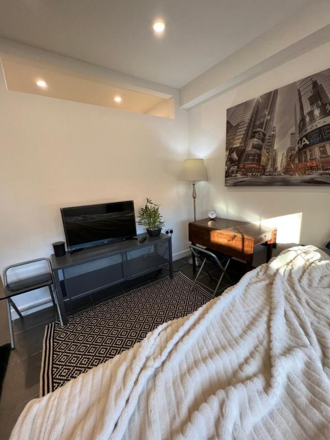 Modern Flat In Central Egham By Windsor Castle, Staines-Upon-Thames And Heathrow Airport Екстериор снимка