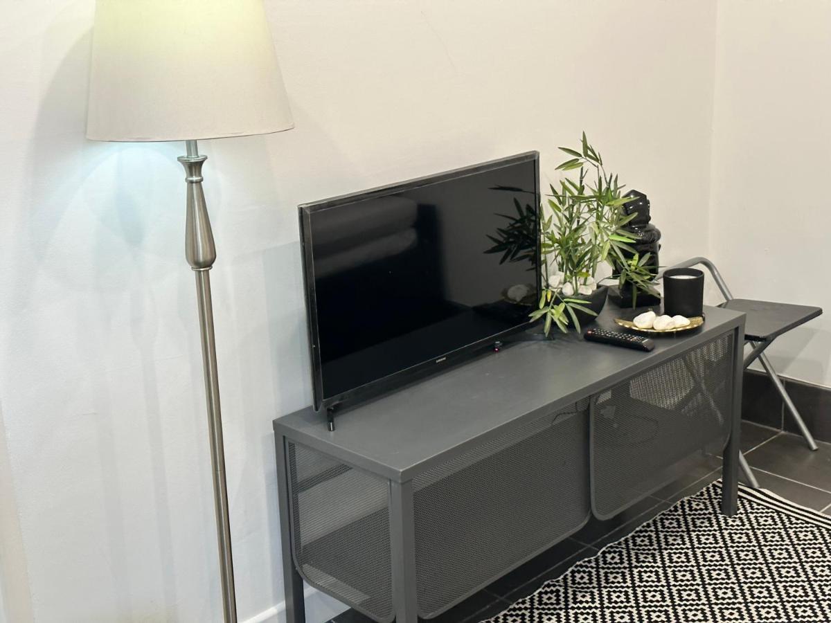 Modern Flat In Central Egham By Windsor Castle, Staines-Upon-Thames And Heathrow Airport Екстериор снимка