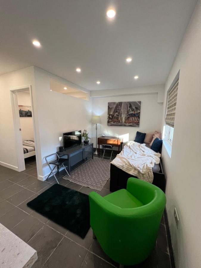 Modern Flat In Central Egham By Windsor Castle, Staines-Upon-Thames And Heathrow Airport Екстериор снимка