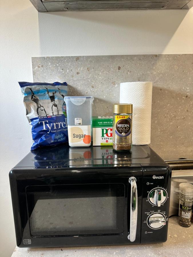 Modern Flat In Central Egham By Windsor Castle, Staines-Upon-Thames And Heathrow Airport Екстериор снимка