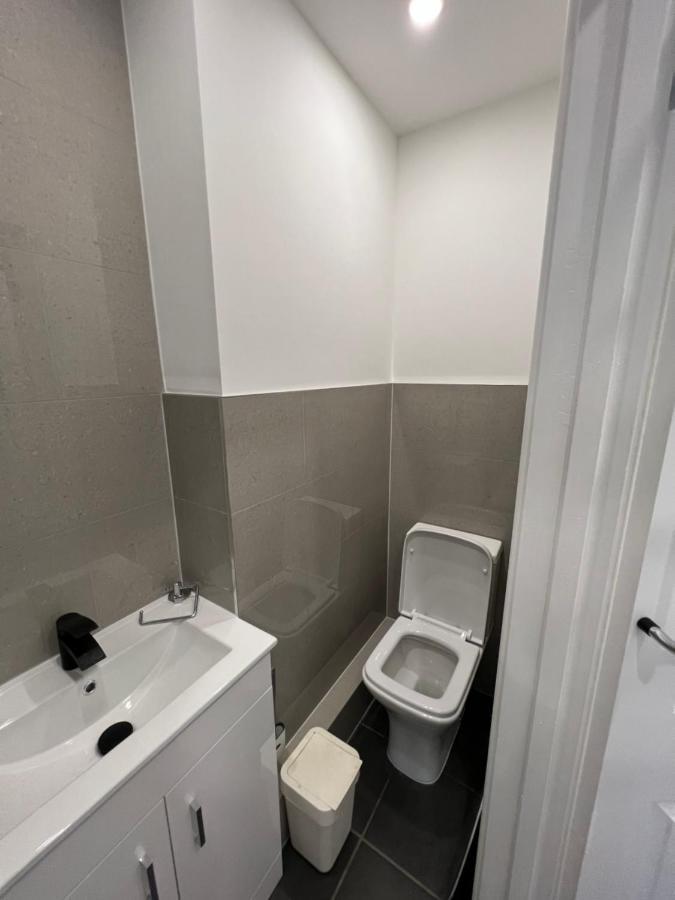 Modern Flat In Central Egham By Windsor Castle, Staines-Upon-Thames And Heathrow Airport Екстериор снимка