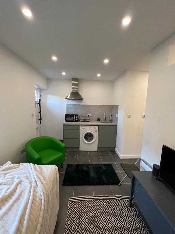 Modern Flat In Central Egham By Windsor Castle, Staines-Upon-Thames And Heathrow Airport Екстериор снимка