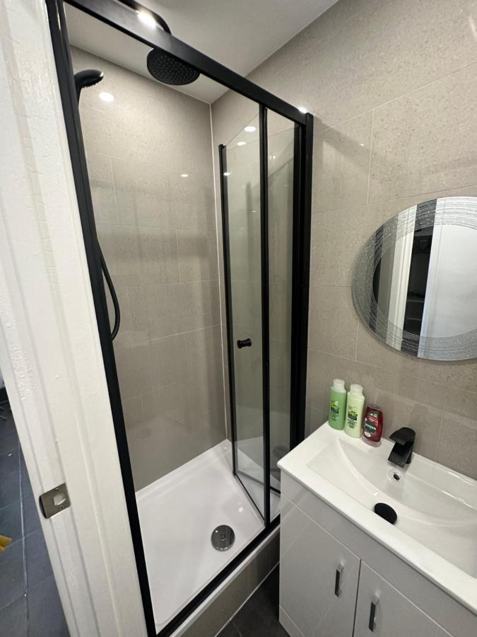 Modern Flat In Central Egham By Windsor Castle, Staines-Upon-Thames And Heathrow Airport Екстериор снимка