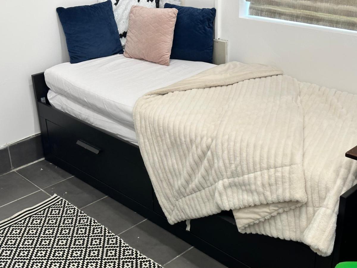 Modern Flat In Central Egham By Windsor Castle, Staines-Upon-Thames And Heathrow Airport Екстериор снимка
