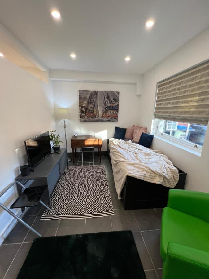 Modern Flat In Central Egham By Windsor Castle, Staines-Upon-Thames And Heathrow Airport Екстериор снимка