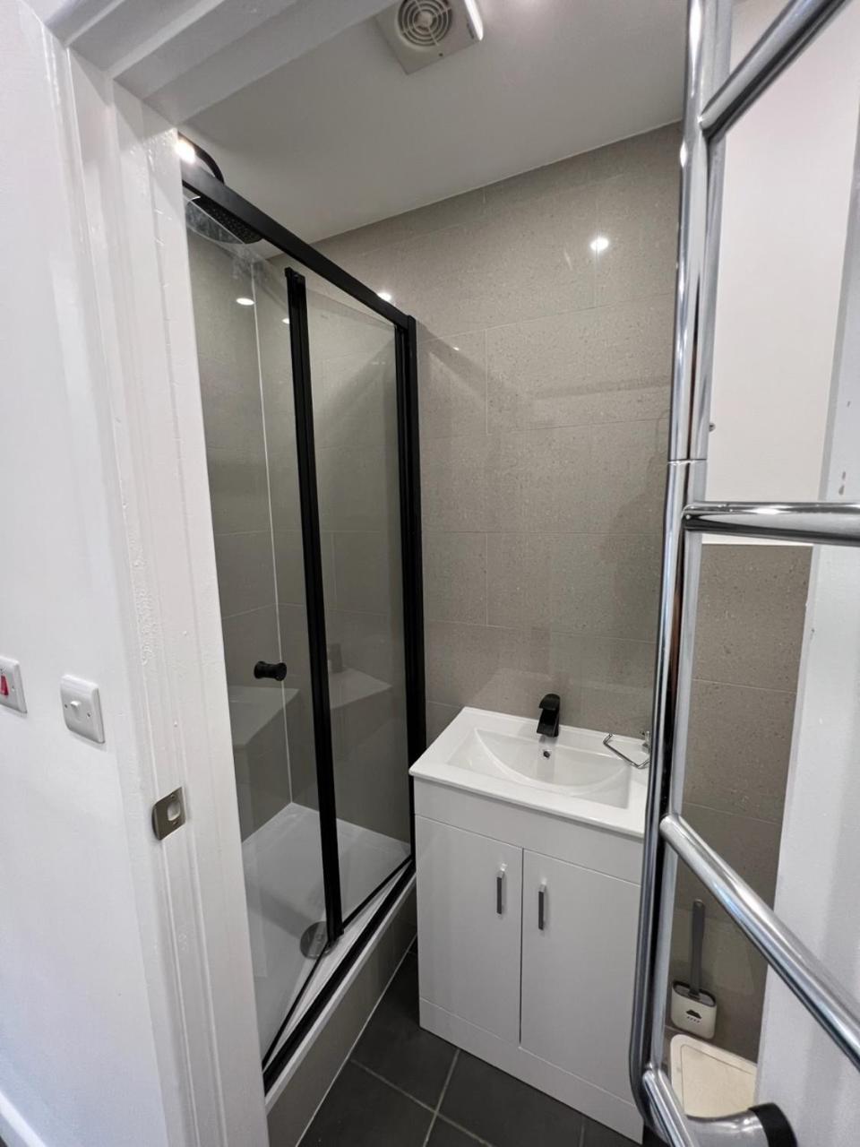 Modern Flat In Central Egham By Windsor Castle, Staines-Upon-Thames And Heathrow Airport Екстериор снимка
